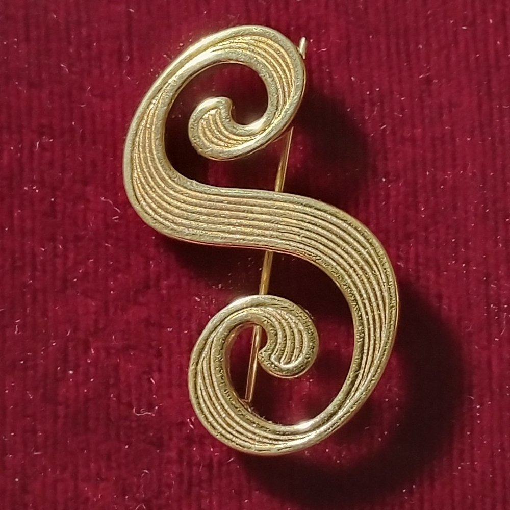 Monet gold tone S pin